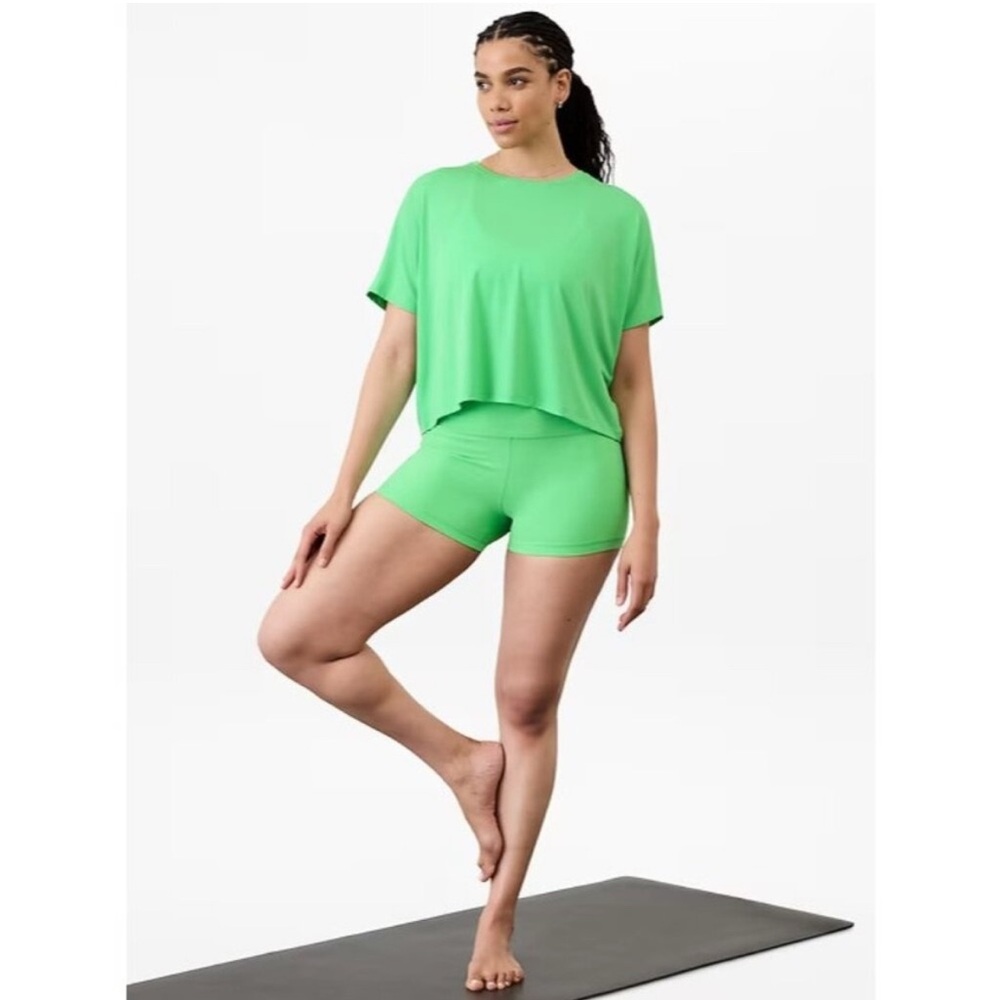 NWT Athleta Green Women's shorts and crop top matching set
